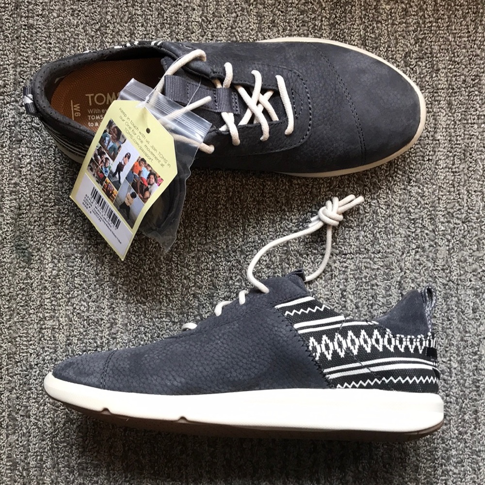 NWT TOMS Shoes